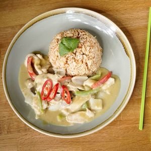 Chicken Thai Green Curry Sauce Served with Egg Noodles 